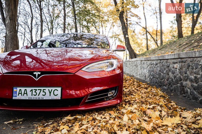 Лифтбек Tesla Model S 2016 в Киеве