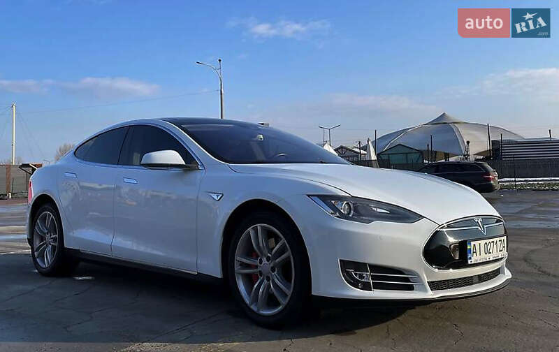 Лифтбек Tesla Model S 2015 в Луцке