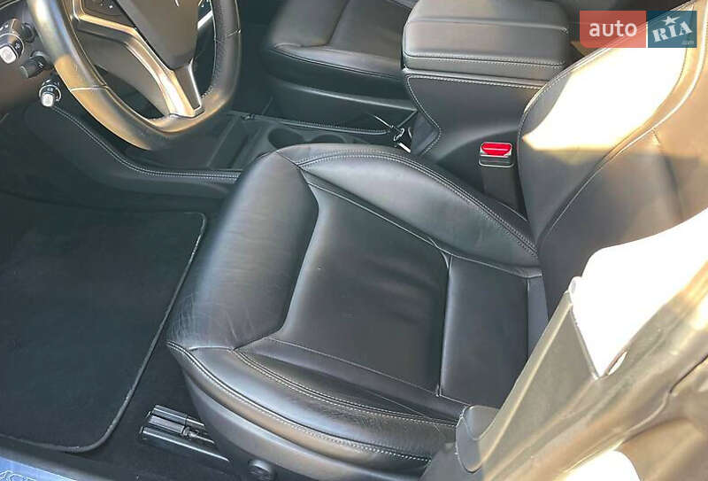 Лифтбек Tesla Model S 2015 в Луцке