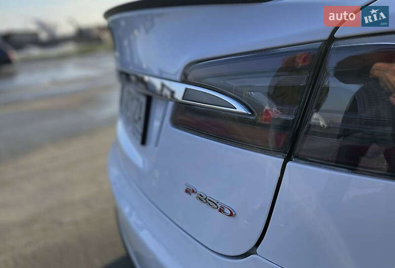 Лифтбек Tesla Model S 2015 в Луцке