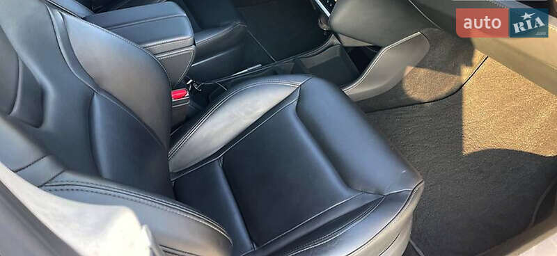 Лифтбек Tesla Model S 2015 в Луцке
