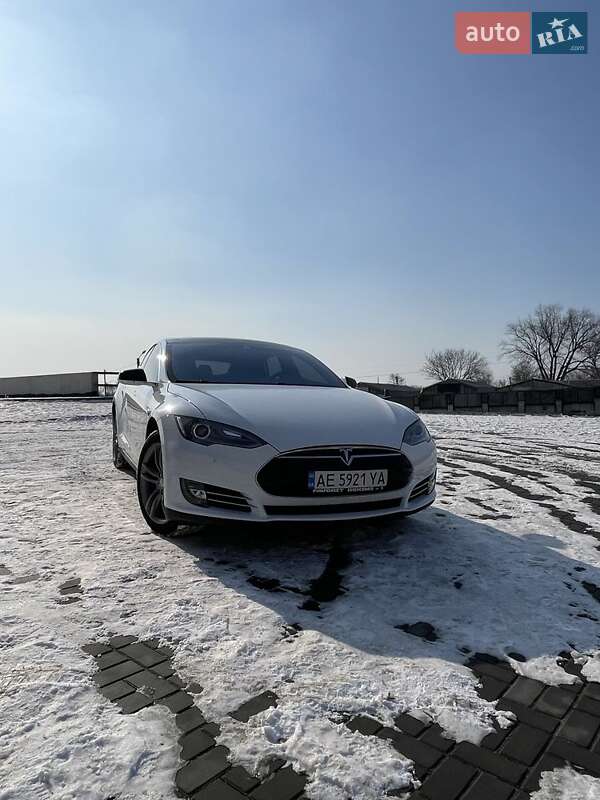 Ліфтбек Tesla Model S 2015 в Дніпрі