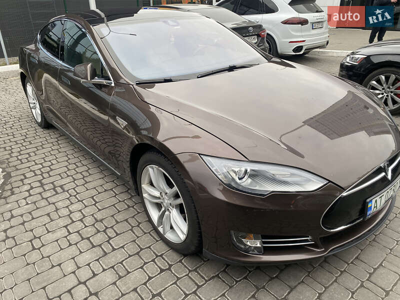 Лифтбек Tesla Model S 2015 в Киеве
