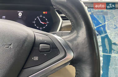 Лифтбек Tesla Model S 2015 в 