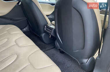 Лифтбек Tesla Model S 2015 в 