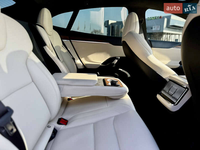 Лифтбек Tesla Model S 2023 в Киеве