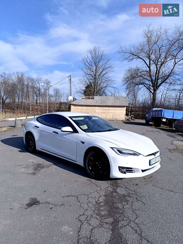 Лифтбек Tesla Model S 2016 в Ивано-Франковске