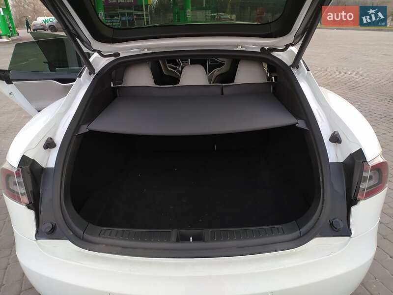 Ліфтбек Tesla Model S 2016 в Кам'янському