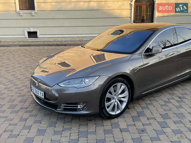 Ліфтбек Tesla Model S 2015 в Вінниці