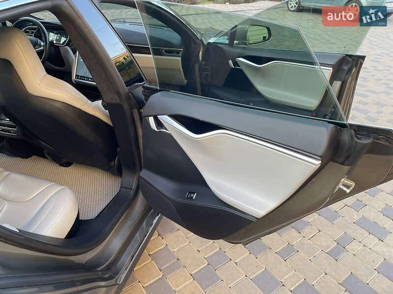 Ліфтбек Tesla Model S 2015 в Вінниці