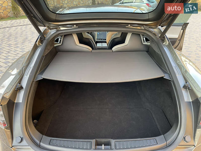Ліфтбек Tesla Model S 2015 в Вінниці