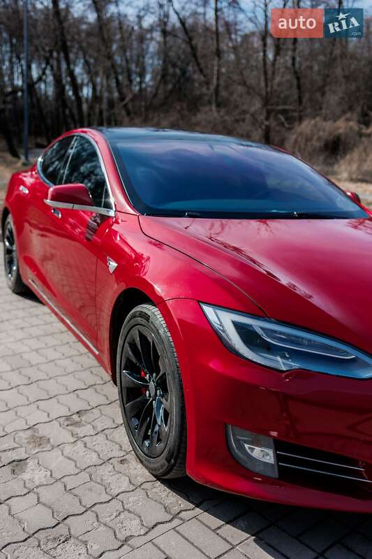 Лифтбек Tesla Model S 2019 в Львове