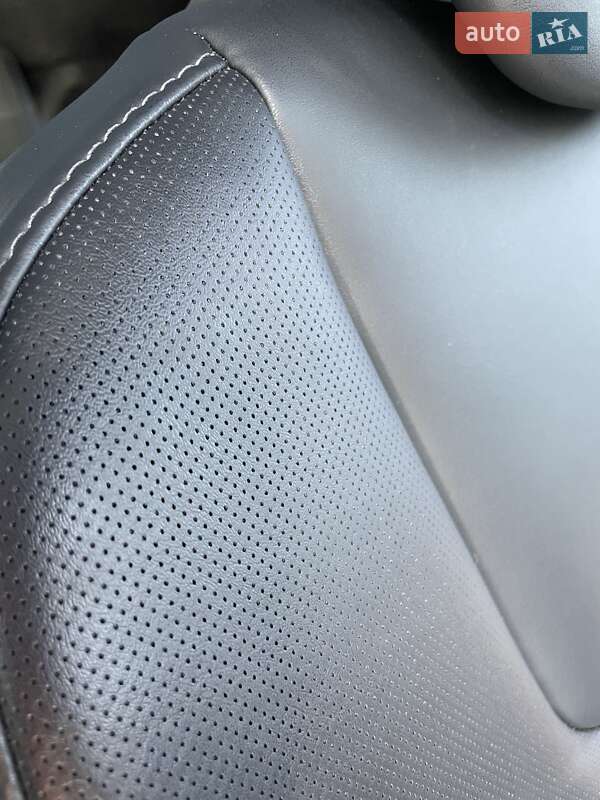 Лифтбек Tesla Model S 2019 в Львове