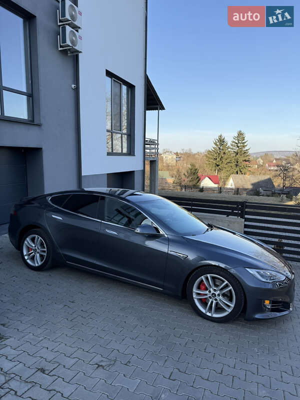 Лифтбек Tesla Model S 2015 в Черновцах