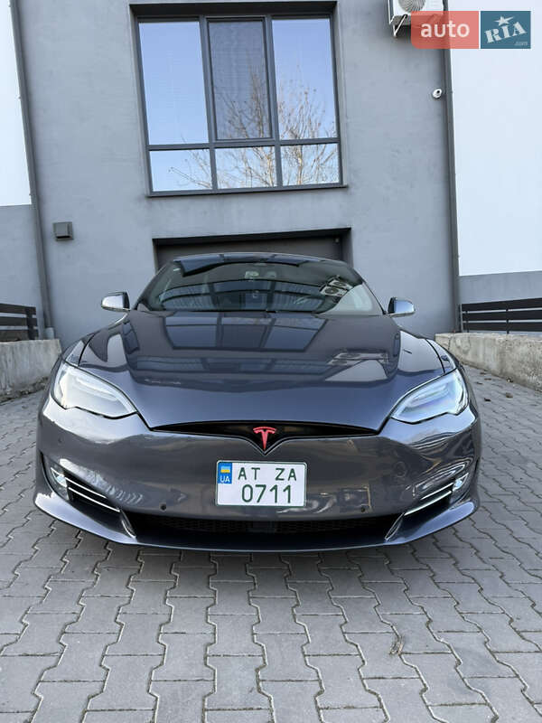 Лифтбек Tesla Model S 2015 в Черновцах