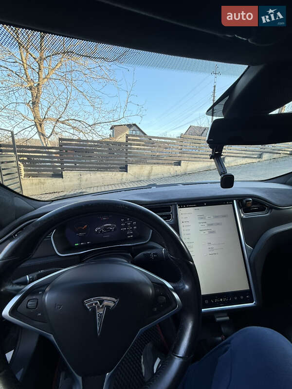 Лифтбек Tesla Model S 2015 в Черновцах