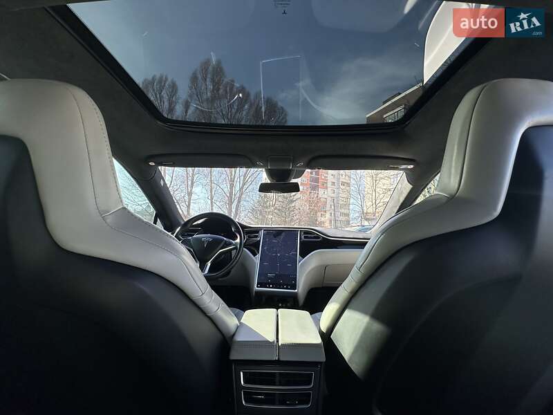 Ліфтбек Tesla Model S 2016 в Тернополі