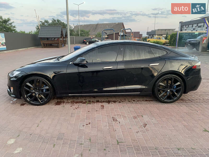 Ліфтбек Tesla Model S 2017 в Сарнах