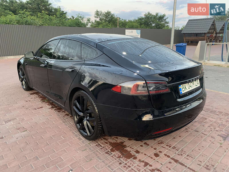 Ліфтбек Tesla Model S 2017 в Сарнах