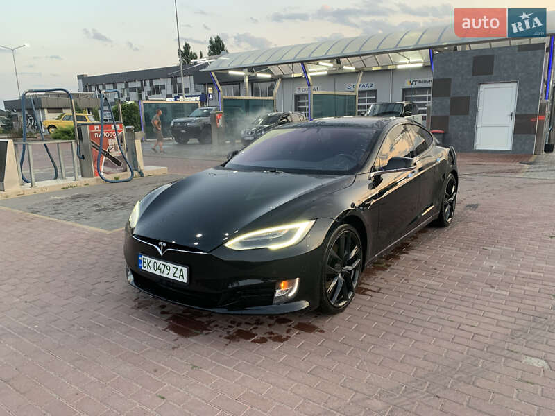 Ліфтбек Tesla Model S 2017 в Сарнах