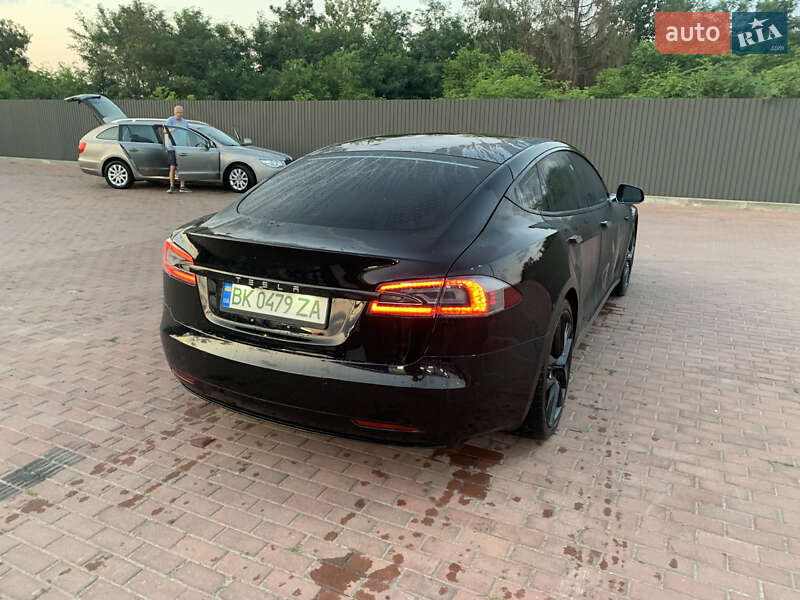 Ліфтбек Tesla Model S 2017 в Сарнах