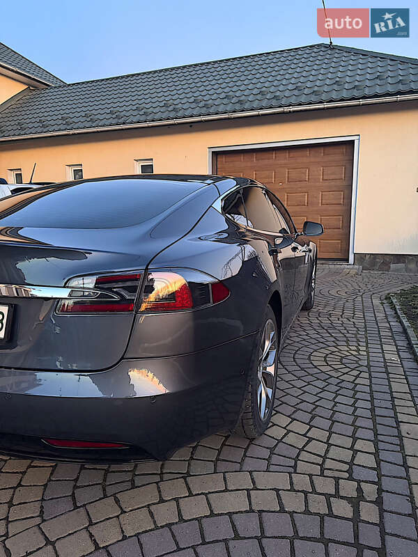 Ліфтбек Tesla Model S 2017 в Косові