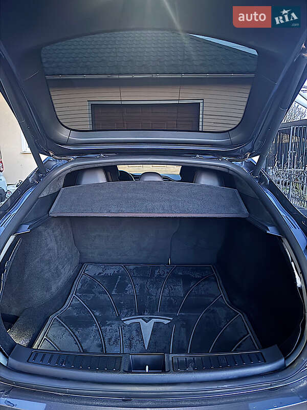 Ліфтбек Tesla Model S 2017 в Косові
