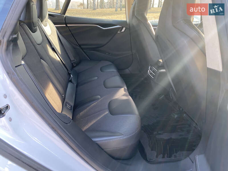Лифтбек Tesla Model S 2016 в Житомире