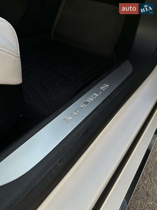 Лифтбек Tesla Model S 2018 в Киеве