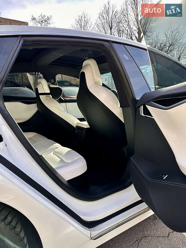 Лифтбек Tesla Model S 2018 в Киеве