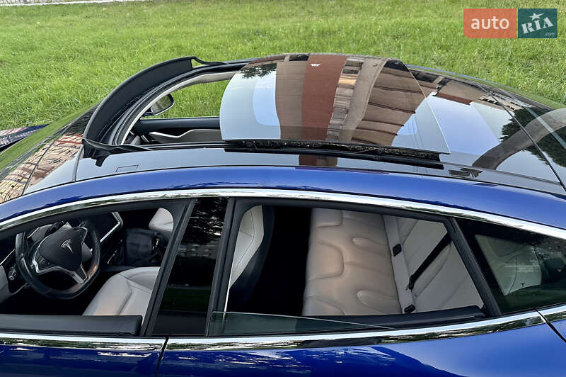 Лифтбек Tesla Model S 2016 в Львове