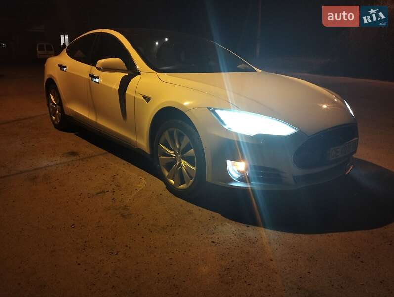 Ліфтбек Tesla Model S 2016 в Чернівцях