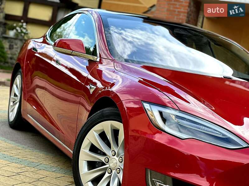 Ліфтбек Tesla Model S 2017 в Львові