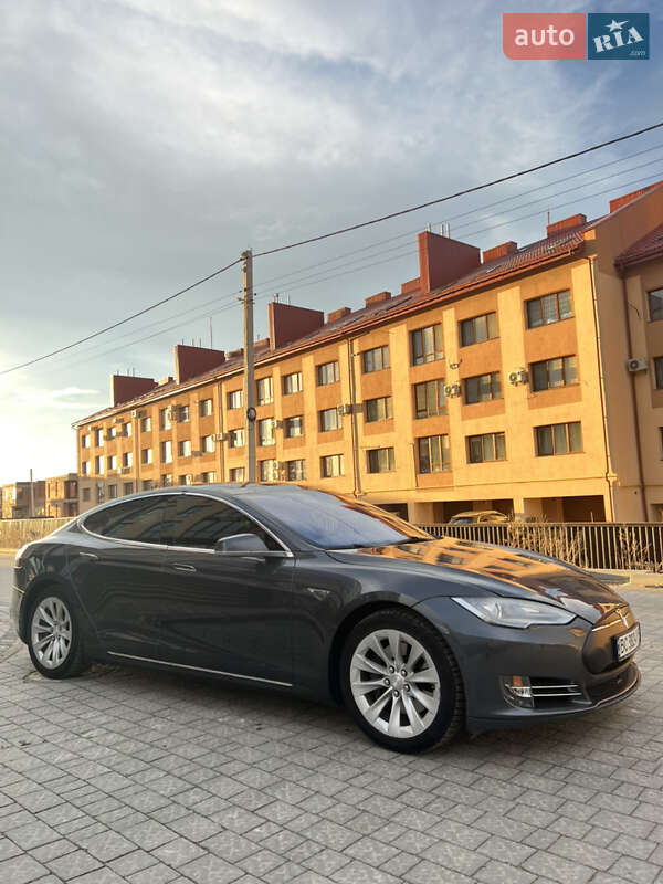 Ліфтбек Tesla Model S 2015 в Львові