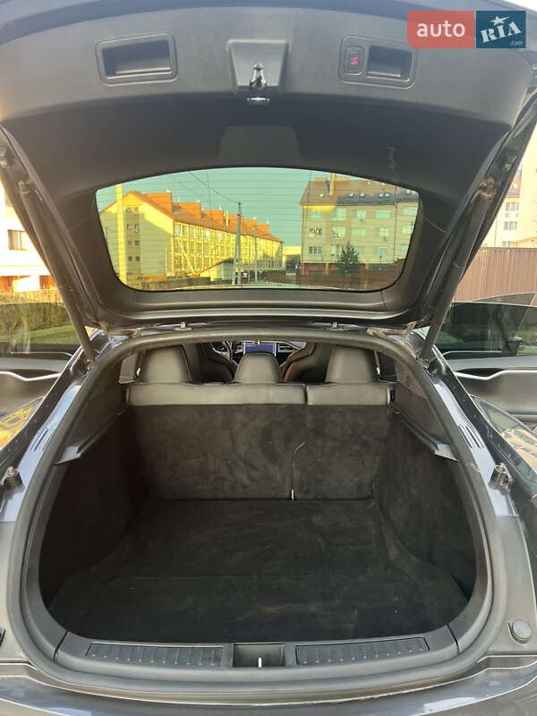 Ліфтбек Tesla Model S 2015 в Львові