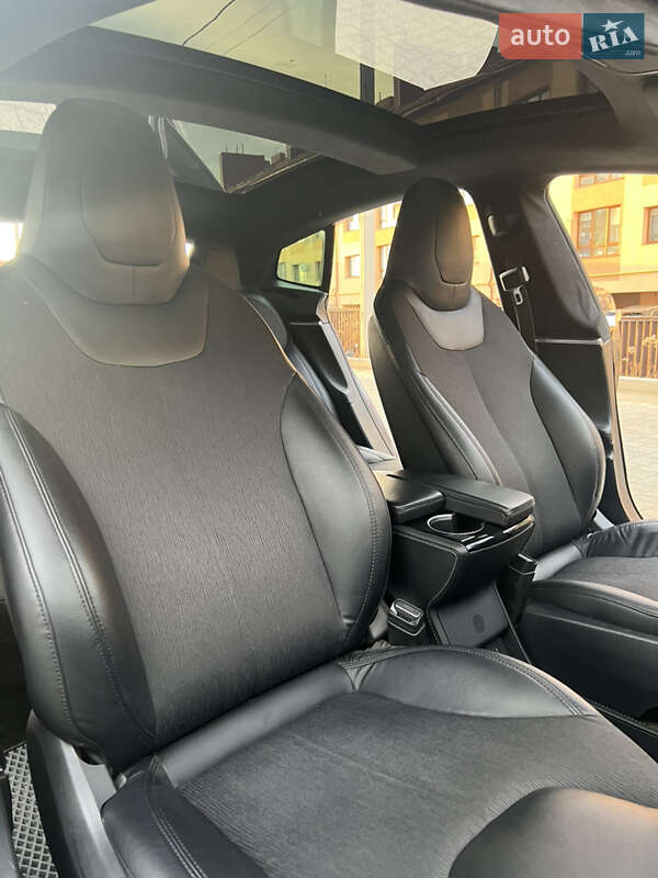 Ліфтбек Tesla Model S 2015 в Львові