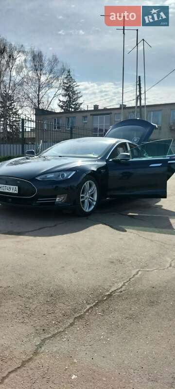 Лифтбек Tesla Model S 2014 в Сумах