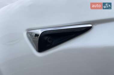 Лифтбек Tesla Model S 2017 в 