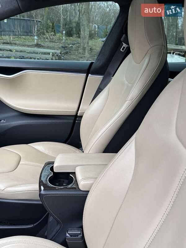 Ліфтбек Tesla Model S 2015 в Дніпрі