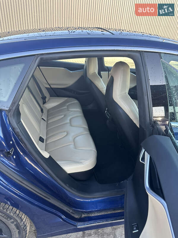 Лифтбек Tesla Model S 2016 в Львове