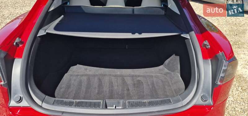 Ліфтбек Tesla Model S 2017 в Косові