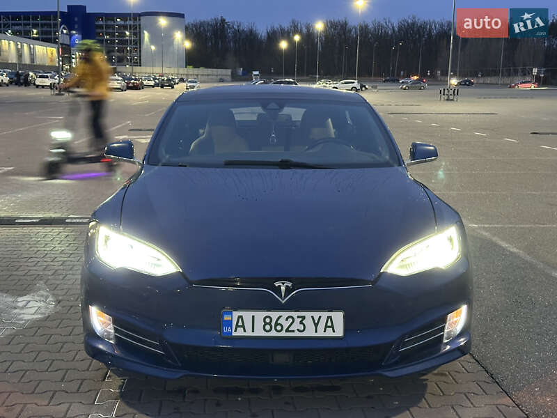 Лифтбек Tesla Model S 2015 в 