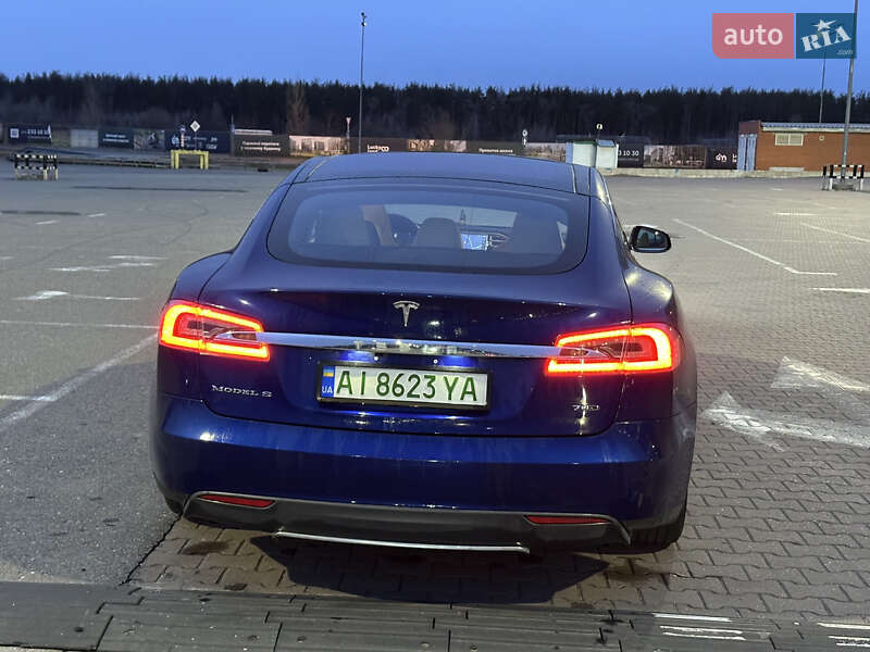 Лифтбек Tesla Model S 2015 в Киеве