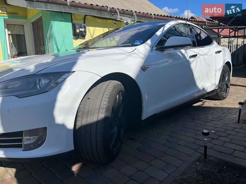 Лифтбек Tesla Model S 2015 в Луцке