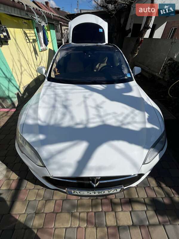 Лифтбек Tesla Model S 2015 в Луцке