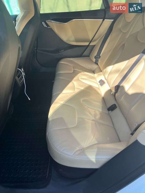 Лифтбек Tesla Model S 2015 в Луцке