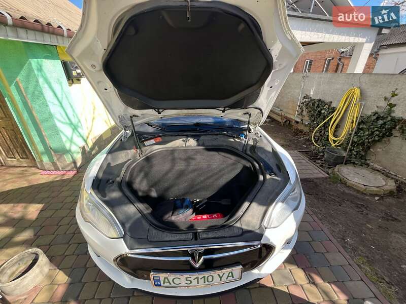 Лифтбек Tesla Model S 2015 в Луцке