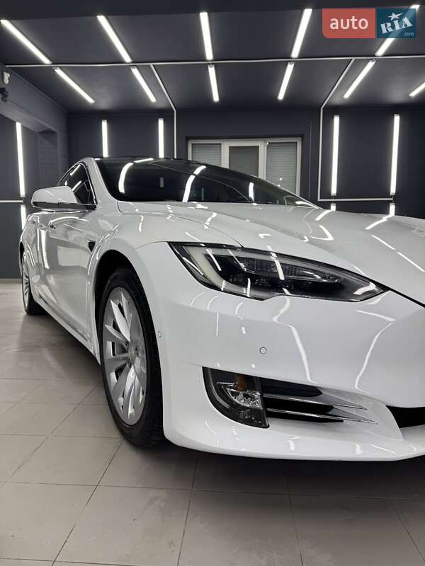 Лифтбек Tesla Model S 2017 в Коломые
