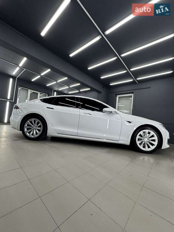 Лифтбек Tesla Model S 2017 в Коломые