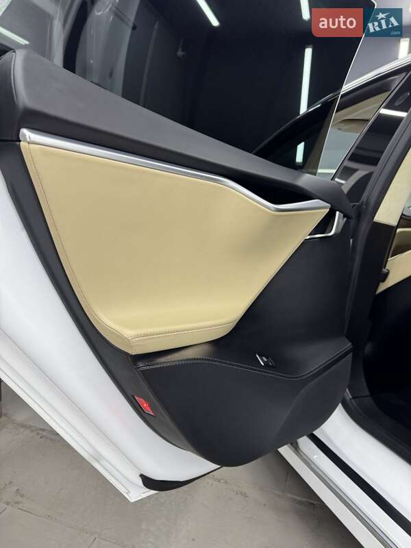 Лифтбек Tesla Model S 2017 в Коломые